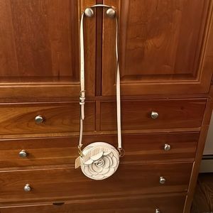 NWT off white purse. Shoulder strap. Zipper close. Inner pocket.